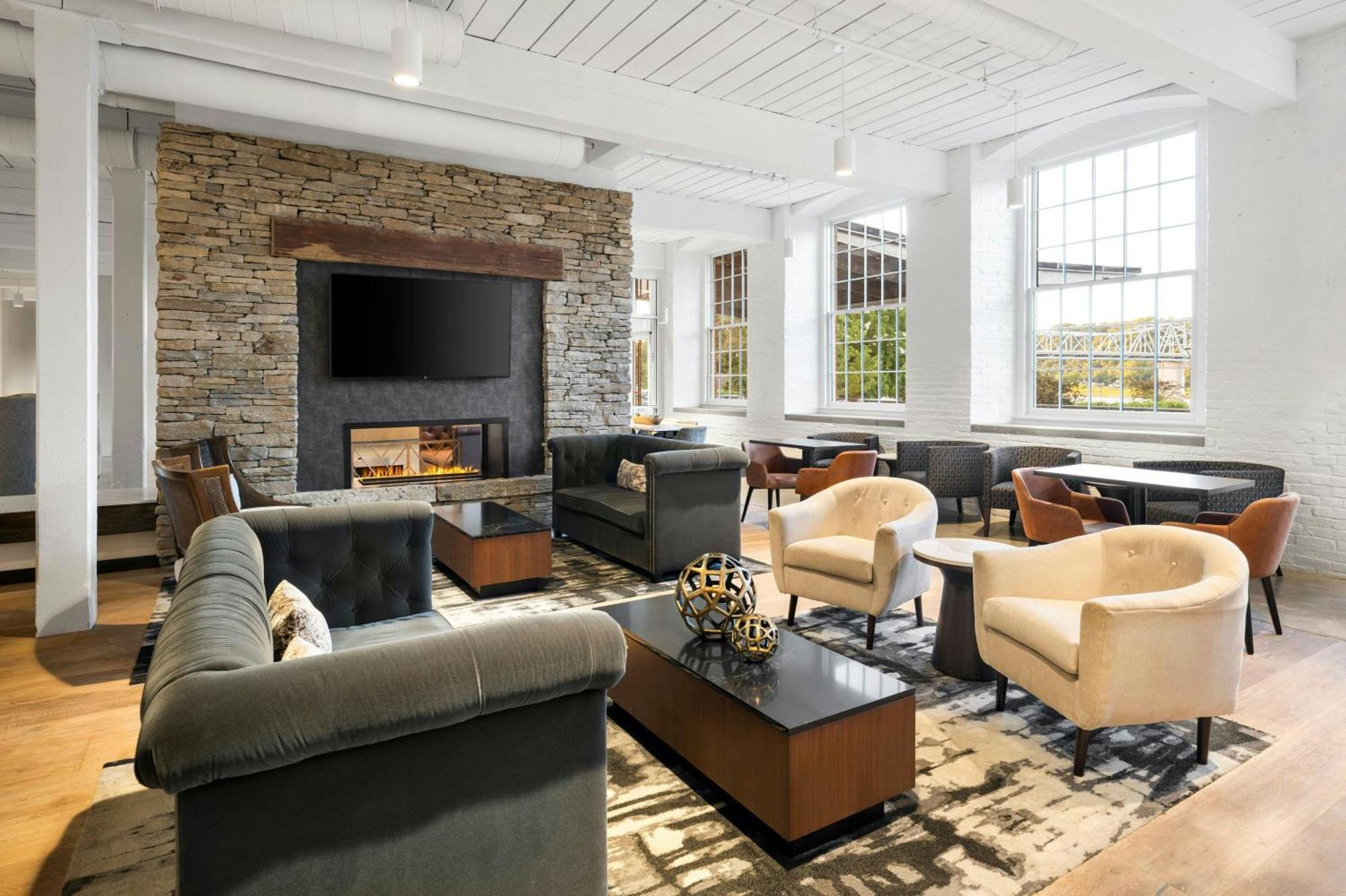 Fairfield Inn & Suites Madison Historic Eagle Cotton Mill Buitenkant foto