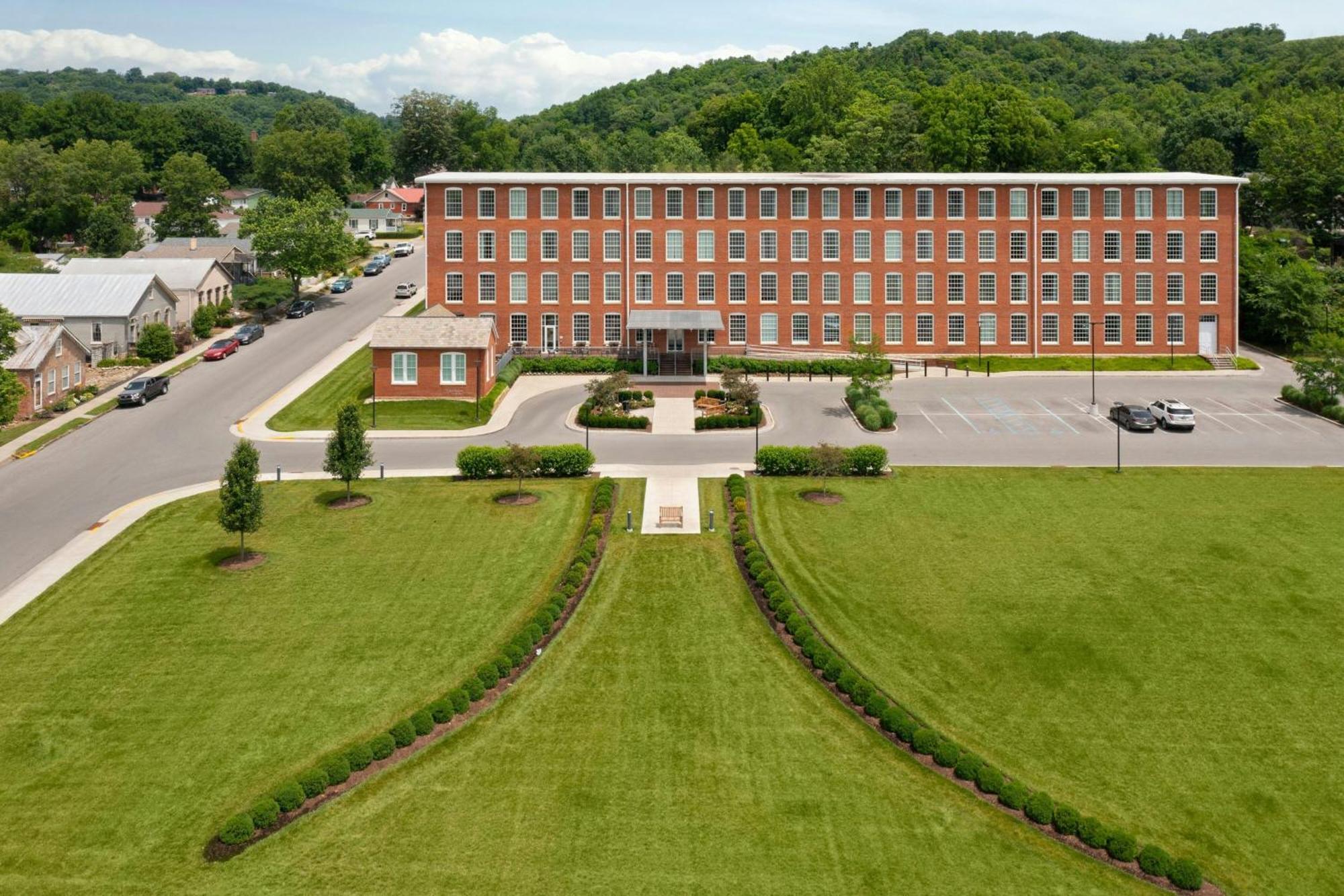 Fairfield Inn & Suites Madison Historic Eagle Cotton Mill Buitenkant foto